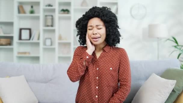 Dolor Oído Mujer Afroamericana Enferma Sufre Dolor Oído Sentado Sofá — Vídeos de Stock