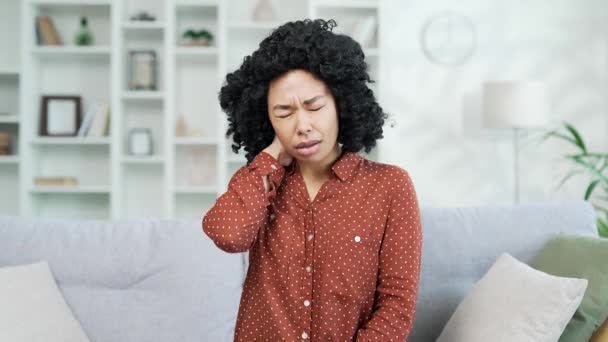 Mujer Afroamericana Cansada Que Sufre Dolor Cuello Mientras Está Sentada — Vídeos de Stock