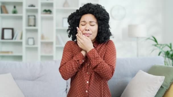 Triste Jovem Afro Americana Sofrendo Dor Dente Sentado Sofá Sala — Vídeo de Stock