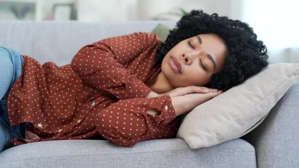 Primer Plano Una Joven Afroamericana Que Duerme Durante Día Tumbada — Vídeos de Stock