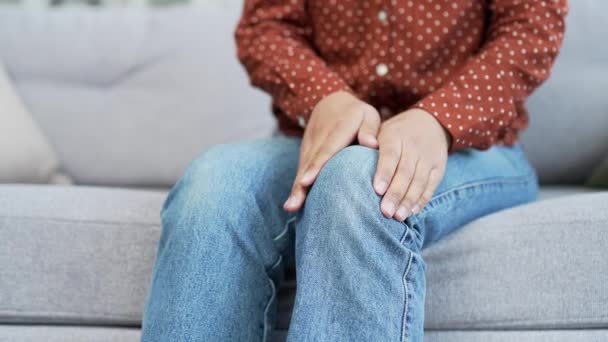 Tutup Tangan Wanita Memijat Otot Kaki Sambil Duduk Sofa Ruang — Stok Video