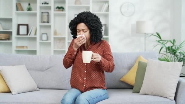Beteg Afro Amerikai Köhög Miközben Otthon Kanapén Nappaliban Megfázott Vírusos — Stock videók