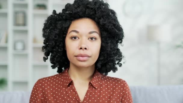 Evdeki Oturma Odasındaki Kanepede Oturan Ciddi Bir Afrikalı Amerikalı Kadının — Stok video