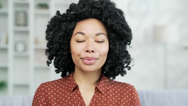 Detailní Portrét Mladé Usmívající Afroameričanky Sedící Doma Pohovce Obývacím Pokoji — Stock video