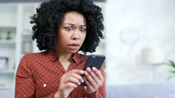 Κλείσε Απογοητευμένη Νεαρή Αφροαμερικανίδα Που Διαβάζει Άσχημα Νέα Smartphone Ενώ — Αρχείο Βίντεο