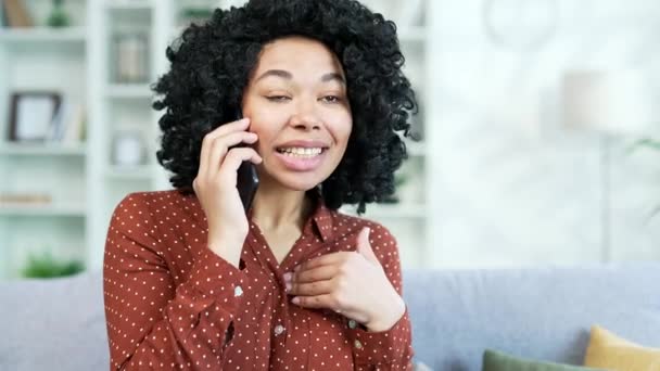 Zavřít Naštvaný Vzrušený Africké Americké Ženy Mluví Hádky Přes Smartphone — Stock video