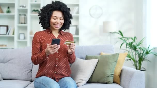 Glad Ung Afrikansk Amerikansk Kvinna Gör Online Shopping Skriva Kreditkortsnummer — Stockvideo