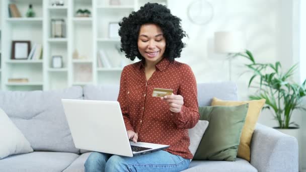 Glad Ung Afrikansk Amerikansk Kvinna Gör Online Shopping Skriva Kreditkortsnummer — Stockvideo