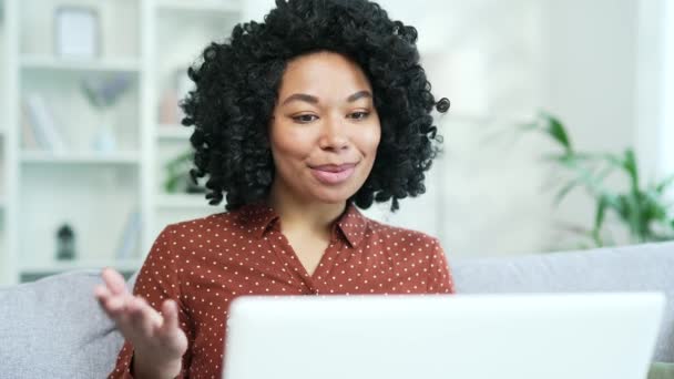 Закрывай Молодая Африканская Американская Бизнесвумен Разговаривает Видеосвязи Помощью Ноутбука Сидящего — стоковое видео
