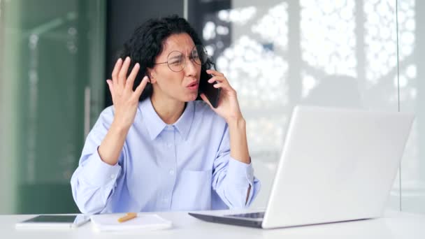 Angry Kvinnelig Ansatt Eller Manager Krangler Snakke Mobiltelefon Mens Sitter – stockvideo