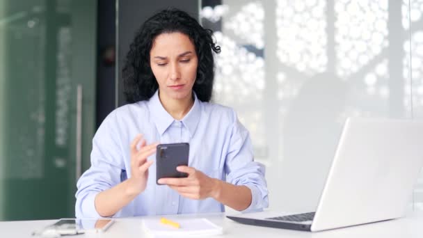 Funcionário Feminino Frustrado Queixa Mau Desempenho Programa Smartphone Enquanto Está — Vídeo de Stock