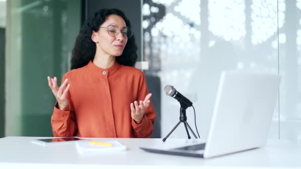Mladá Zaměstnankyně Mikrofonem Nahrává Podcast Pomocí Notebooku Zatímco Sedí Pracovišti — Stock video
