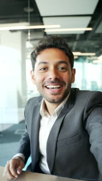 Pov Webcamビュー垂直ビデオ ビジネスオフィスでスマートフォンを使用してビデオ通話でスーツに微笑む若いビジネスマン カメラを見つめている起業家 同僚とのオンラインチャット — ストック動画