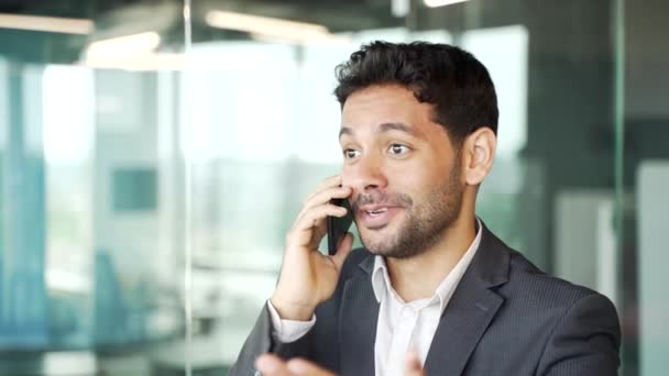 Közelről Mosolygó Fiatal Üzletember Egy Formális Öltönyben Beszél Okostelefonon Irodában — Stock videók