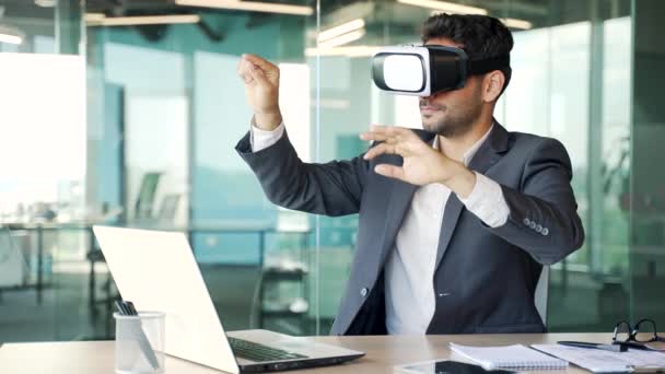 Unge Forretningsmand Arbejder Ved Hjælp Briller Virtual Reality Simulator Sidder – Stock-video