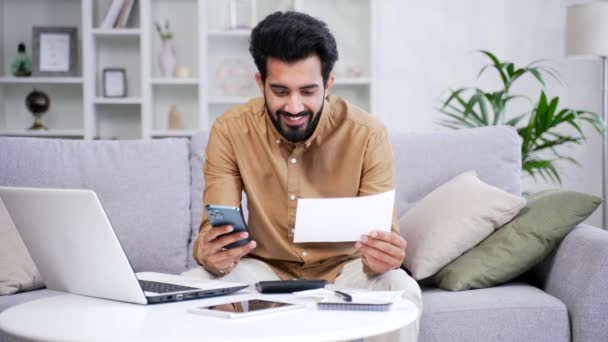 Glücklicher Mann Nutzt Handy App Rechnungen Smartphone Auszugeben Während Hause — Stockvideo