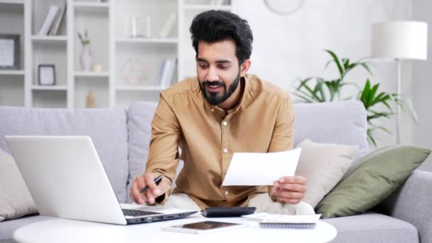 Happy Man Używa Aplikacji Wydawania Rachunków Pomocą Laptopa Siedząc Biurze — Wideo stockowe