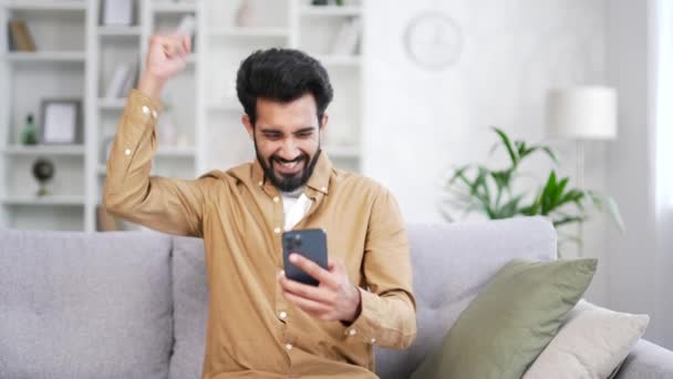 Gelukkig Jonge Knappe Man Kreeg Geweldig Nieuws Smartphone Tijdens Het — Stockvideo