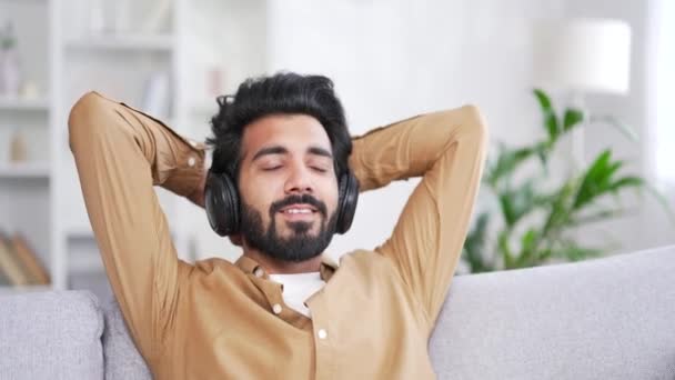 Ηρεμία Νεαρός Όμορφος Γενειοφόρος Άνδρας Ασύρματα Ακουστικά Ακούγοντας Χαλαρωτική Μουσική — Αρχείο Βίντεο