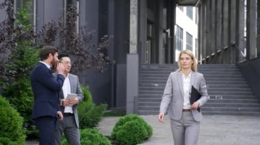 İş arkadaşları grup elemanı arkadan fısıldıyor. Erkekler, iş yerindeki genç iş arkadaşı zorbalığının ya da iş yerindeki cinsiyet ayrımcılığı sorununun arka planında dedikodu yapıyorlar.