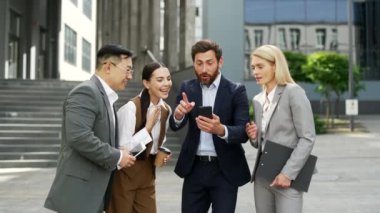 İş adamlarından oluşan bir grup iyi haberden memnun. İş arkadaşlarının iş arkadaşları sevinçten havalara uçuyor. Online zaferi kutluyorlar.