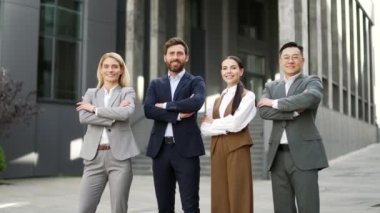 İş adamlarından oluşan bir ekibin portresi. Resmi takım elbiseli bir adam ve kadın kameraya bakıp gülümsüyor. Ofis inşaatı alanında çalışan başarılı, kendine güvenen bir grup çalışan. Dışarıda.