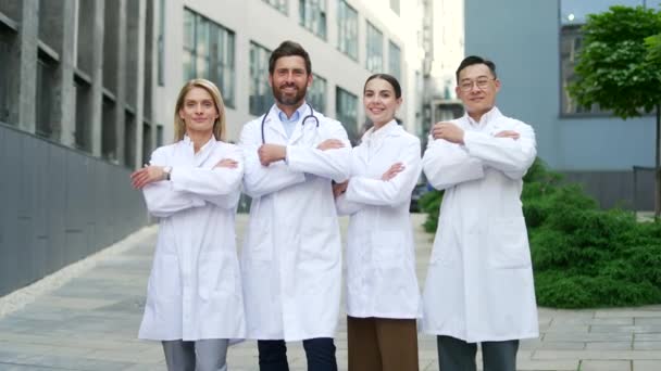 Retrato Equipo Médicos Trabajadores Salud Científicos Mirando Cámara Feliz Sonrisa — Vídeo de stock