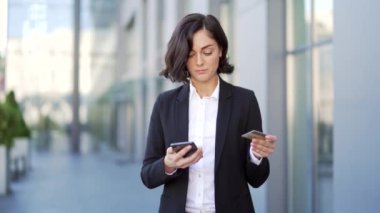 Hüsrana uğramış genç iş kadını, ofis binasının yakınındaki caddede duran akıllı telefondan kredi kartı numarasını girerken dolandırıcılığı keşfetti. Üzgün kadın hesabından çalınan parayı gördü.