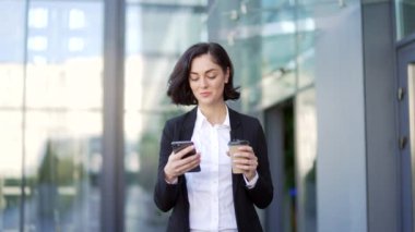 Resmi takım elbiseli gülümseyen genç işadamı, ofis binasının yakınındaki caddede yürüyen bir akıllı telefon kullanıyor. İnternette arkadaşlarıyla sohbet eden ya da sosyal medyada gezinen ve kahve içen bir kadın.