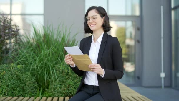 사무실 거리에 벤치에 소식과 편지를 즐거운 사업가 여자는 성공을 즐거운 — 비디오