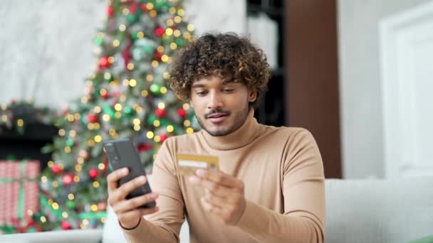 Glad Ung Man Gör Online Shopping Skriva Kreditkortsnummer Smartphone Sitter — Stockvideo