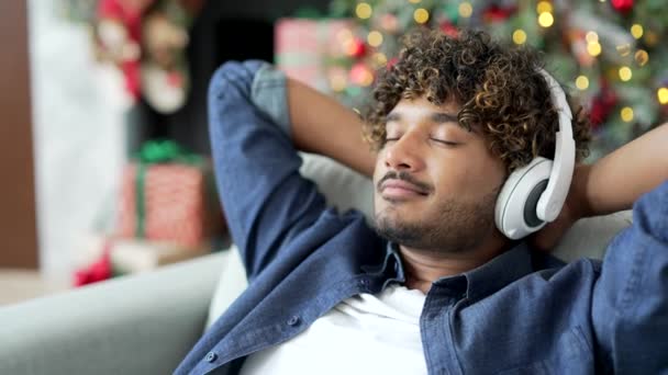 Calme Jeune Homme Dans Les Écouteurs Sans Fil Écouter Musique — Video