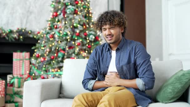 Junger Mann Verspürt Bauchschmerzen Wenn Während Der Weihnachtsfeiertage Winter Hause — Stockvideo