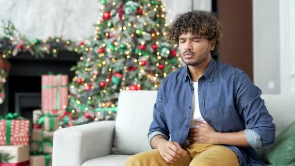 Mide Bulantısı Çeken Genç Yakışıklı Bir Adam Yeni Yıl Tatilinde — Stok video