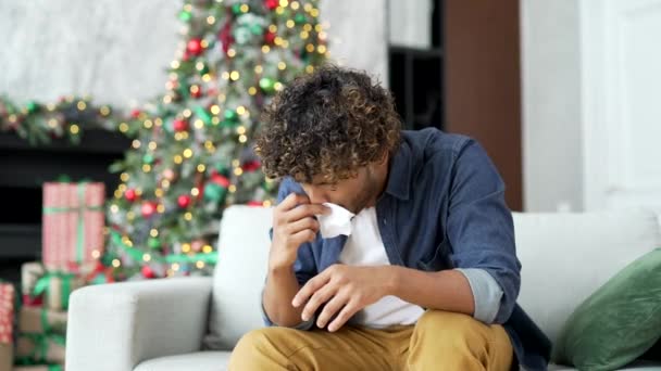Młody Człowiek Alergią Kicha Siedząc Kanapie Salonie Domu Czasie Świąt — Wideo stockowe