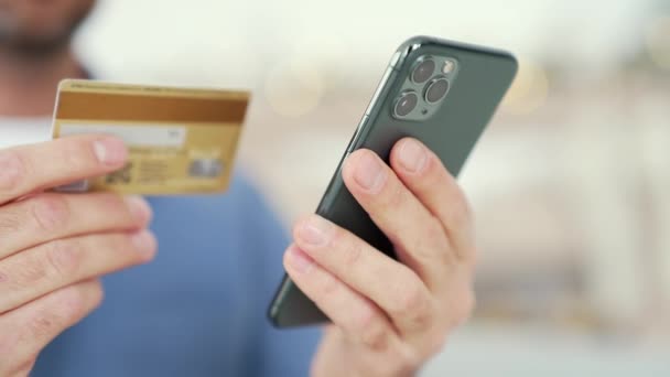 Близько Чоловічі Руки Тримають Смартфон Кредитну Картку Вводячи Номер Щоб — стокове відео