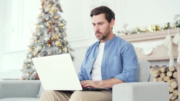 스트레스 남자는 크리스마스 Xmas 노트북에 소식을 읽습니다 컴퓨터에 부정적인 메시지를 — 비디오
