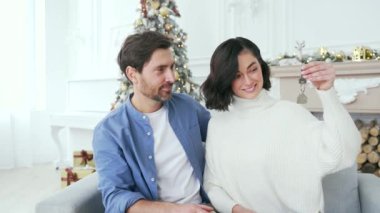 Yeni apartman dairesinin yeni ev sahibi mutlu evli çiftler. Yılbaşı Noeli boyunca evdeki oturma odasındaki koltukta oturup kameraya bakıyorlar. Karı koca kucaklaşır.