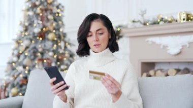 Hüsrana uğramış bir kadın, yılbaşı Noel tatilinde evde oturan akıllı telefondan kredi kartı numarasını girerken bulmuş. Üzgün kadın hesabından çalınan parayı görmüş.