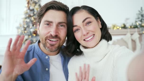 Pov Webcam View 圣诞佳节期间 快乐的夫妻在家中客厅里通过视频通话进行交流 微笑着妻子和丈夫说话的愿望 遥不可及地祝贺 — 图库视频影像
