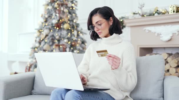Счастливая Женщина Совершает Онлайн Покупки Записывая Номер Кредитной Карты Ноутбуке — стоковое видео