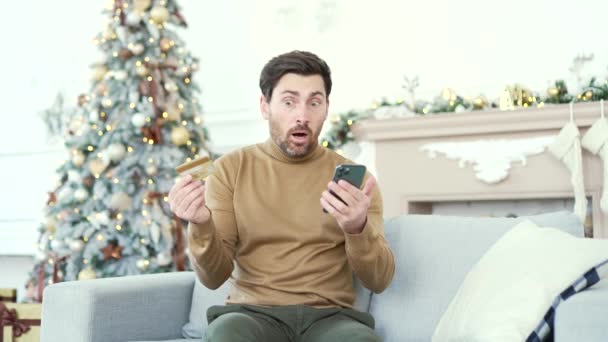 Frustrerad Man Upptäckte Bedrägeri Kreditkortsnummer Smartphone Sitter Hemma Vintern Nyår — Stockvideo