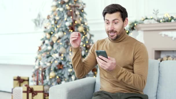 Glückliche Menschen Erhielten Während Der Weihnachtsfeiertage Winter Gute Nachrichten Smartphone — Stockvideo