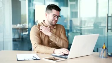 Alerji saldırısı. Kaşıntı ya da pruritus genç işadamı alerjik reaksiyon ya da iş yerinde oturan sivrisinek ısırığından muzdarip. Erkekte uyuz vardır ya da stres sonucu vücutta çizikler oluşur.