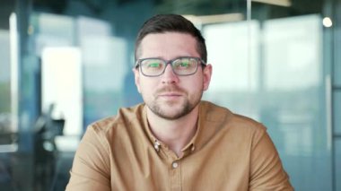 Webcam görüntüsü. Kapatın. İş görüşmesinde ofiste oturup kameraya bakan kendine güvenen bir iş adamı. Öğretmen ya da öğretmen çevrimiçi bir kursta, seminerde ya da konferansta uzaktan konuşuyor