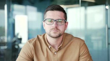 Webcam görüntüsü. Kapatın. İş adamı iş yerindeki iş yerinde kameraya bakarak video eğitimi alıyor. Erkek çevrimiçi çalışıyor, uzaktan bir ders dinliyor, webinar, seminer veya ders