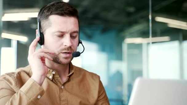 Aproape Operator Corporativ Care Lucrează Asistența Pentru Clienți Vorbește Apel — Videoclip de stoc