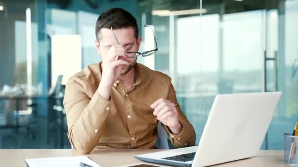 Der Junge Geschäftsmann Arbeitet Müde Laptop Während Arbeitsplatz Büro Sitzt — Stockvideo