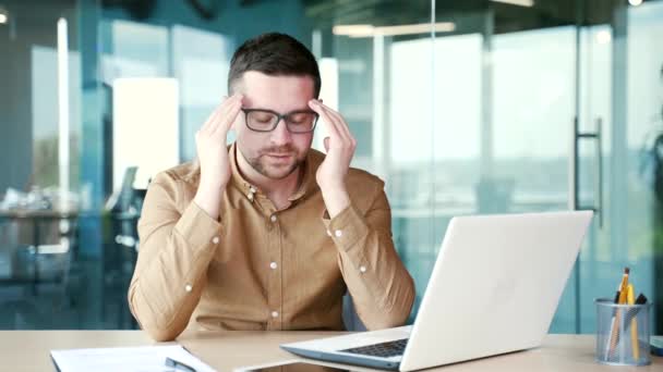 Młody Biznesmen Cierpiący Ból Głowy Podczas Pracy Laptopie Podczas Pracy — Wideo stockowe