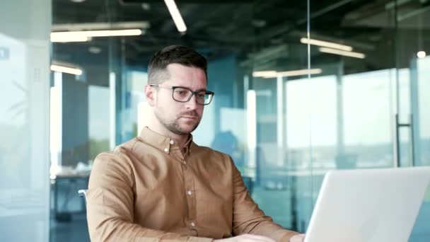 Selbstbewusster Geschäftsmann Tippt Auf Einem Laptop Während Einem Arbeitsplatz Geschäftsbüro — Stockvideo
